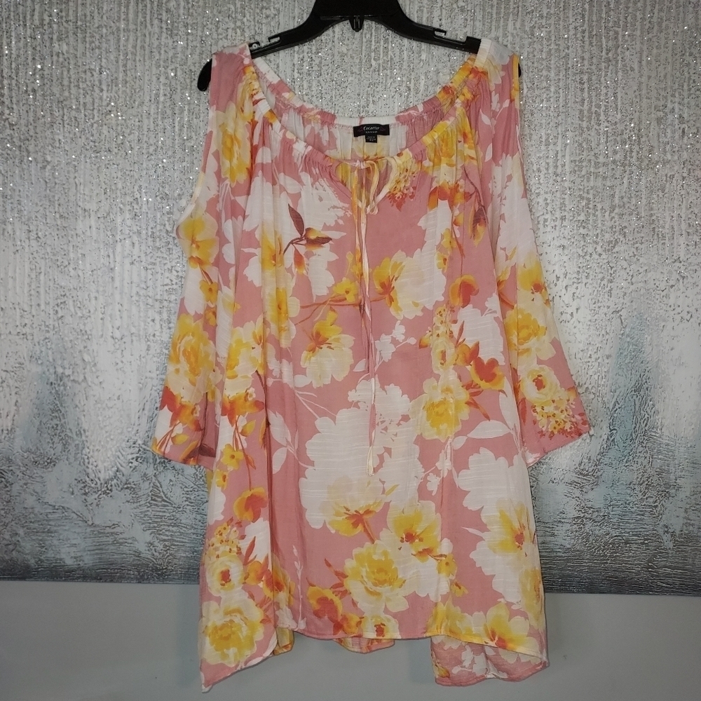 COCOMO Women's floral cold shoulder blouse. New no tags